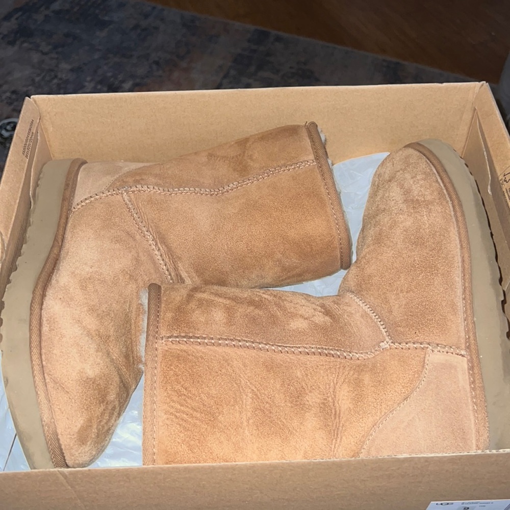 UGG Classic short- Tan